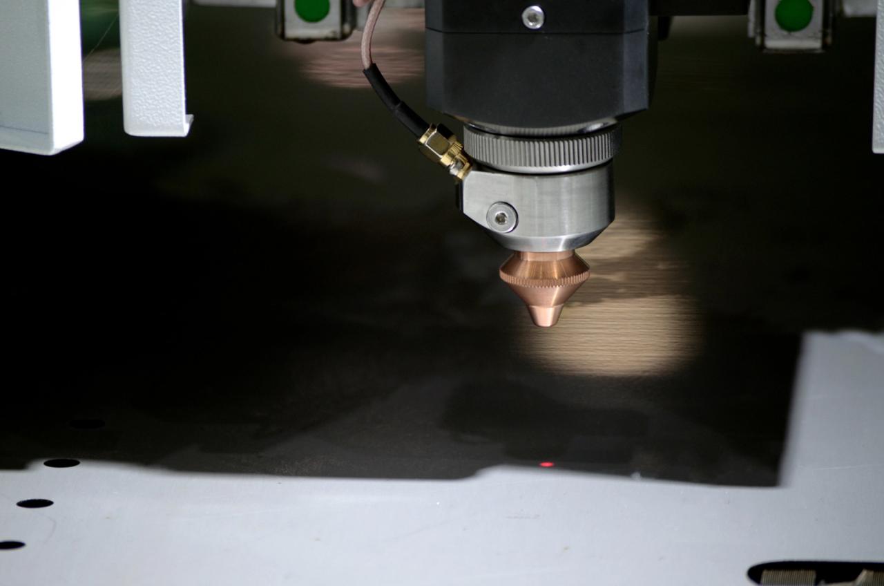 1500*3000mm 500w Racuys Or Ipg Fiber Laser Cutting Machine 1500*3000мм 500в Рацуис или Ипг машина за ласерско резање влакана