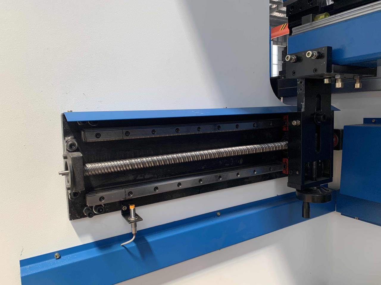 160t-4000 4-axis Cnc Hydraulic Bending Machine Press Brake 160т-4000 4-осна Цнц хидраулична машина за савијање прес кочница