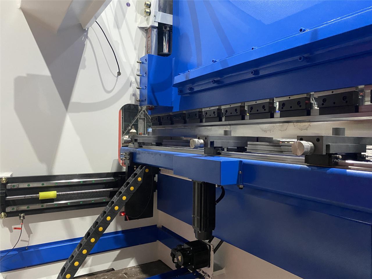 160t-4000 4-axis Cnc Hydraulic Bending Machine Press Brake 160т-4000 4-осна Цнц хидраулична машина за савијање прес кочница