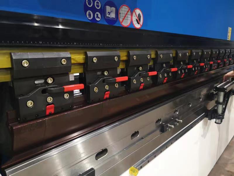 160t-4000 4-axis Cnc Hydraulic Bending Machine Press Brake 160т-4000 4-осна Цнц хидраулична машина за савијање прес кочница