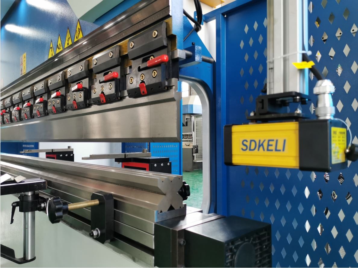 160t-4000 4-axis Cnc Hydraulic Bending Machine Press Brake 160т-4000 4-осна Цнц хидраулична машина за савијање прес кочница