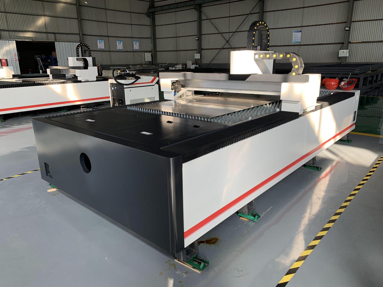 1kw 1.5kw 2kw Fiber Laser Cutting Machine For Metal Sheet Cutting 3000x1500mm 1кв 1.5кв 2кв машина за ласерско сечење влакана за сечење металног лима 3000к1500мм