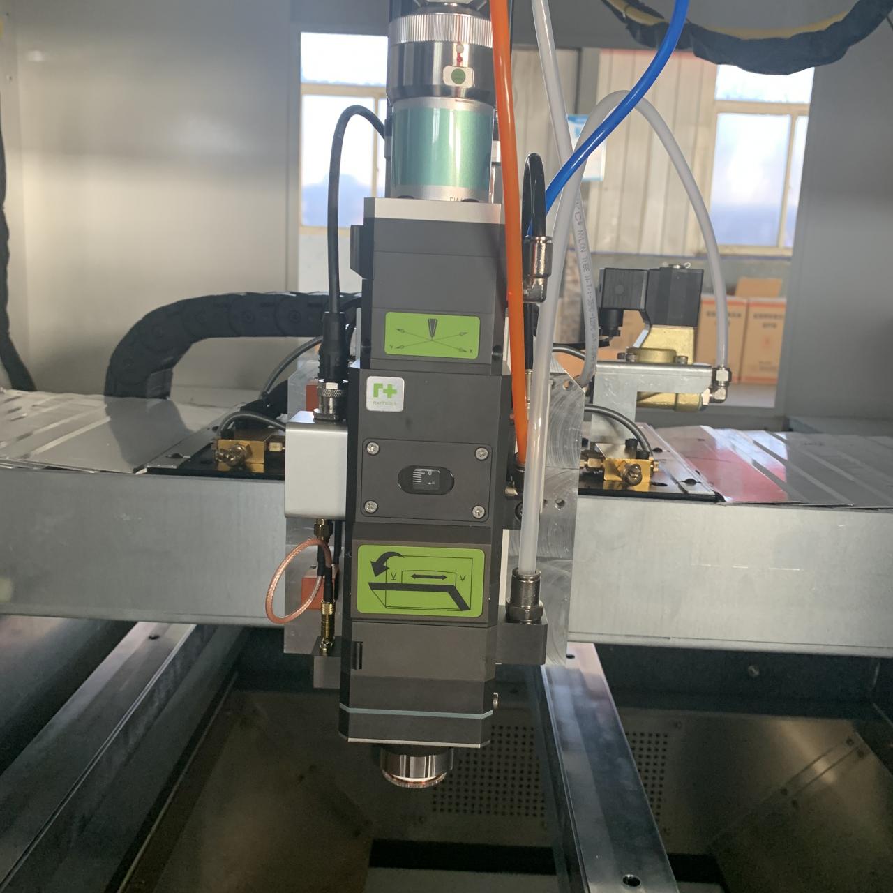 1kw 2kw Good Price Fiber Laser Cutting Machine For Sheet Metal 1кв 2кв добра цена машина за ласерско сечење влакана за лим