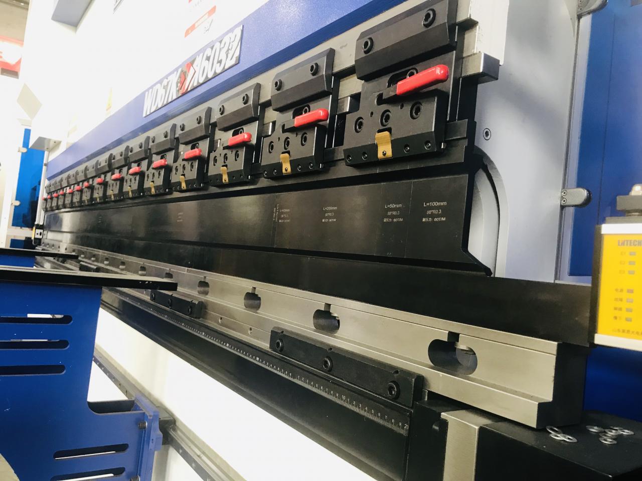 200т 300т Стандардна индустријска прес кочница Цнц хидраулична преса кочница машина