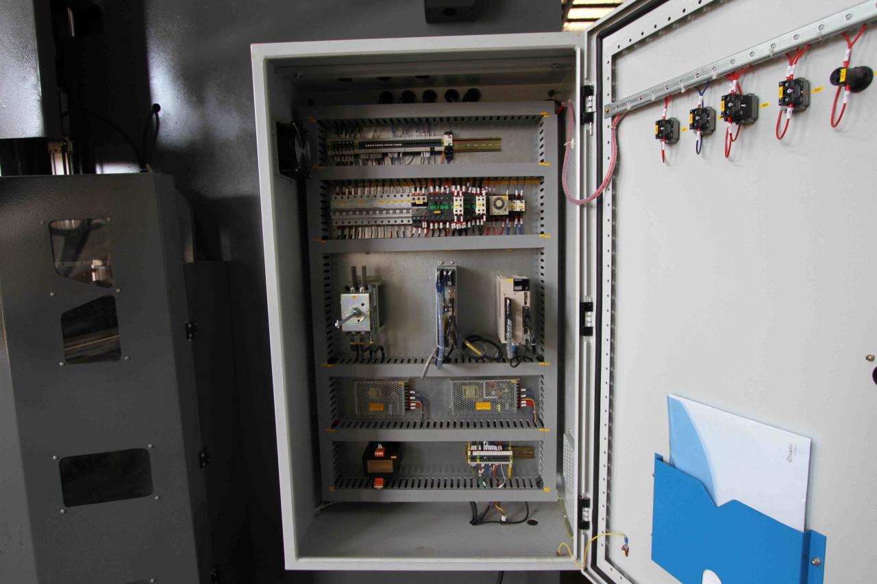 200т 300т Стандардна индустријска прес кочница Цнц хидраулична преса кочница машина