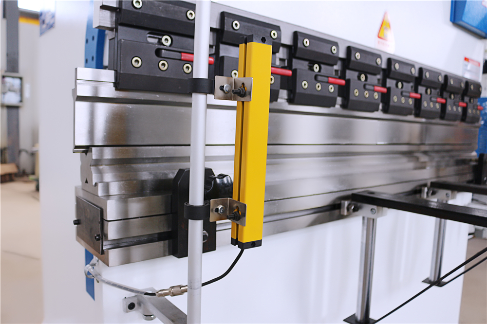 3+1 Axis Cnc Hydraulic Press Brake With Esa System 3+1 Акис Цнц Хидраулична прес кочница са Еса системом