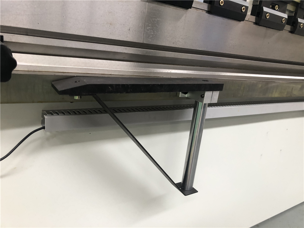 3+1 Axis Cnc Hydraulic Press Brake With Esa System 3+1 Акис Цнц Хидраулична прес кочница са Еса системом