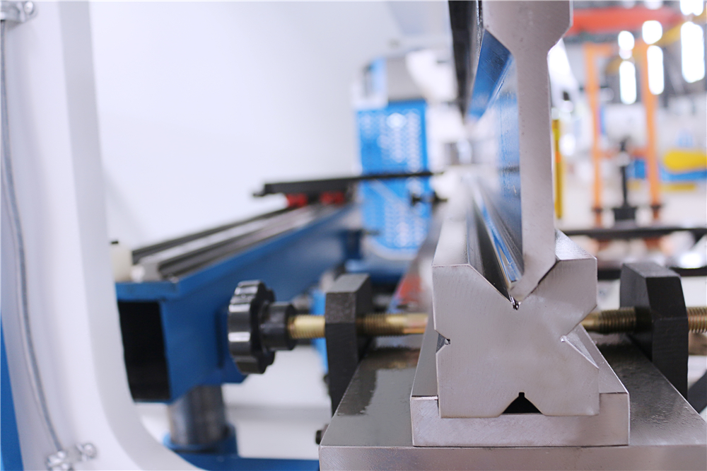 3+1 Axis Cnc Hydraulic Press Brake With Esa System 3+1 Акис Цнц Хидраулична прес кочница са Еса системом