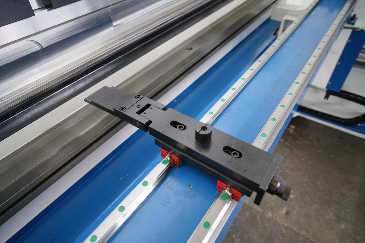 4 Axis Cnc Tandem Press Brake With Delem Da58t 2d Graphical Controller 4-осна Цнц тандем прес кочница са Делем Да58т 2д графичким контролером