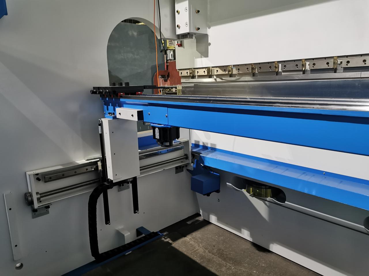 4 Axis Cnc Tandem Press Brake With Delem Da58t 2d Graphical Controller 4-осна Цнц тандем прес кочница са Делем Да58т 2д графичким контролером