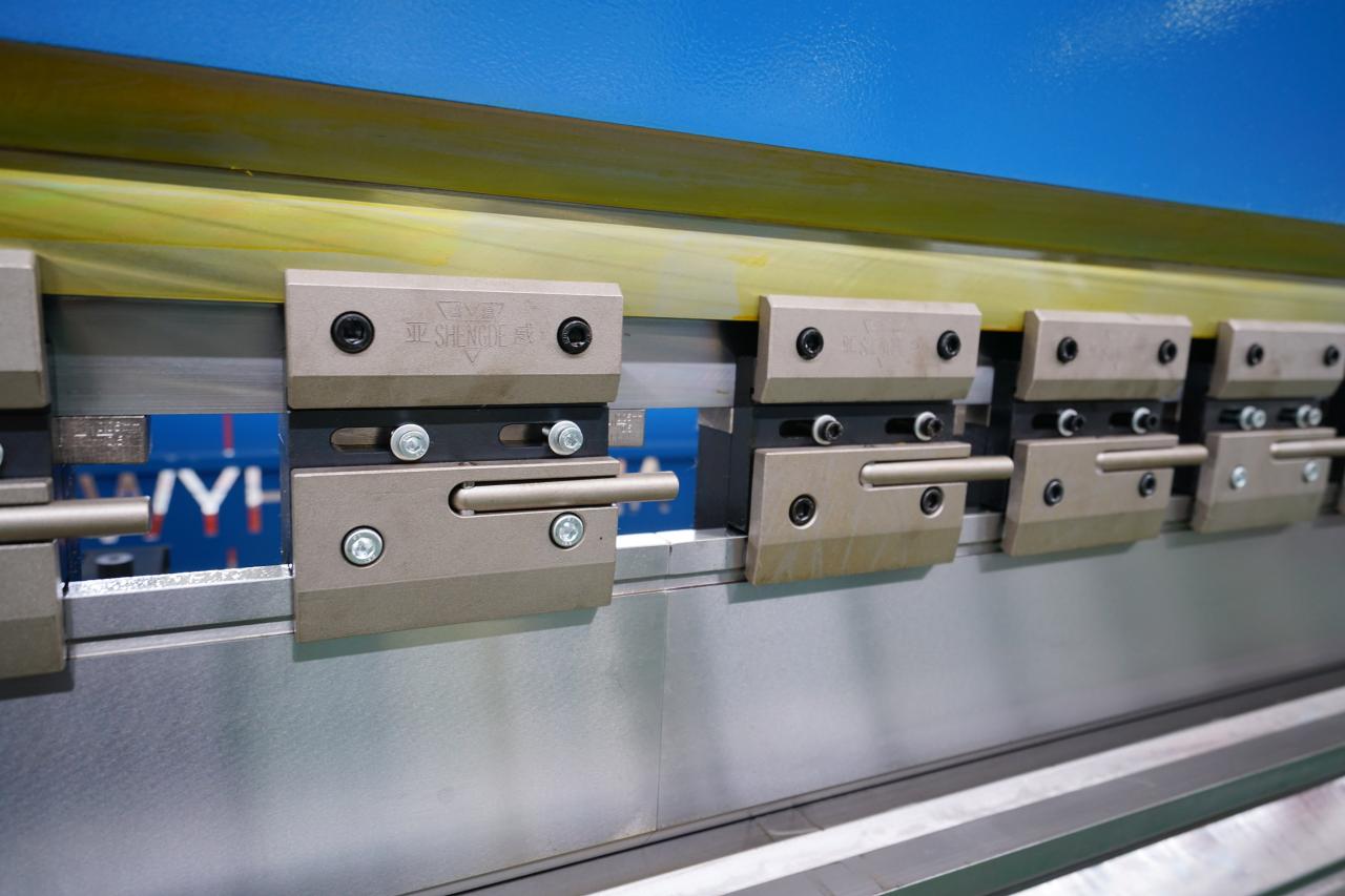 4 Axis Cnc Tandem Press Brake With Delem Da58t 2d Graphical Controller 4-осна Цнц тандем прес кочница са Делем Да58т 2д графичким контролером