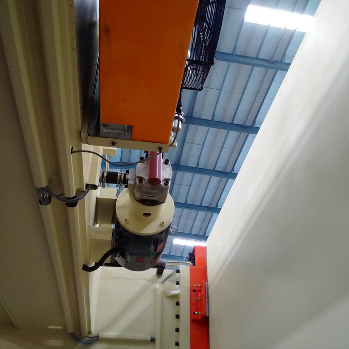 4 Axis Cnc Tandem Press Brake With Delem Da58t 2d Graphical Controller 4-осна Цнц тандем прес кочница са Делем Да58т 2д графичким контролером