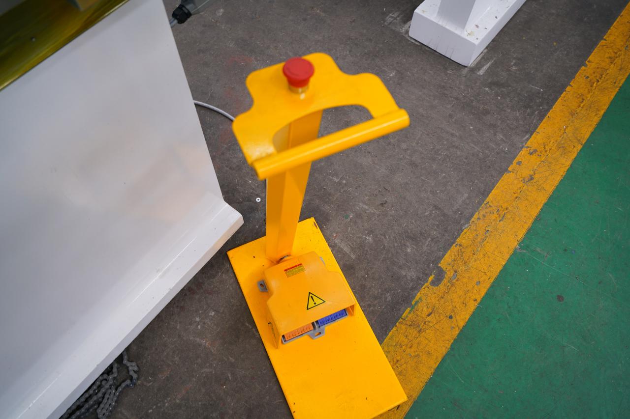 4 Axis Cnc Tandem Press Brake With Delem Da58t 2d Graphical Controller 4-осна Цнц тандем прес кочница са Делем Да58т 2д графичким контролером