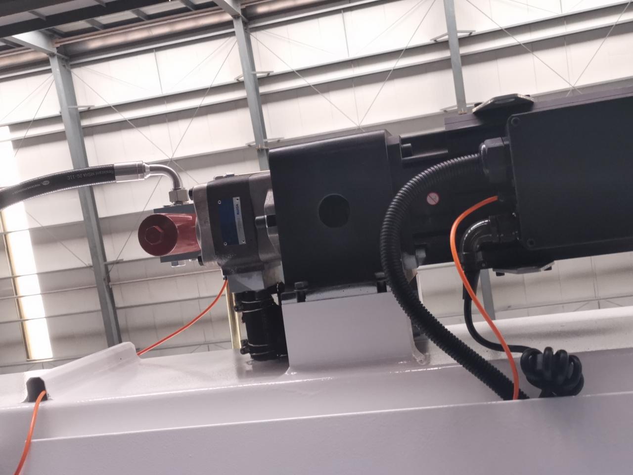 4 Axis Cnc Tandem Press Brake With Delem Da58t 2d Graphical Controller 4-осна Цнц тандем прес кочница са Делем Да58т 2д графичким контролером