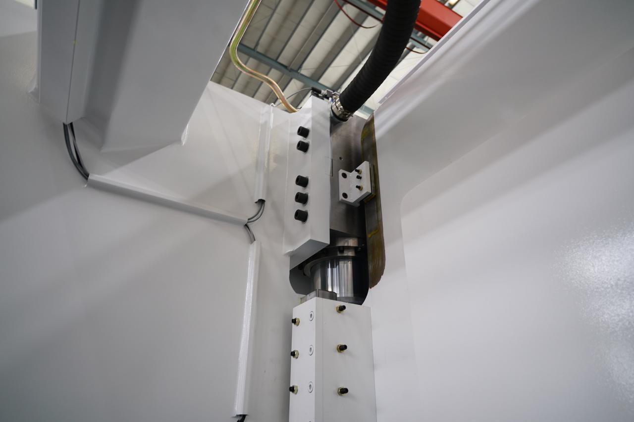 4 Axis Cnc Tandem Press Brake With Delem Da58t 2d Graphical Controller 4-осна Цнц тандем прес кочница са Делем Да58т 2д графичким контролером