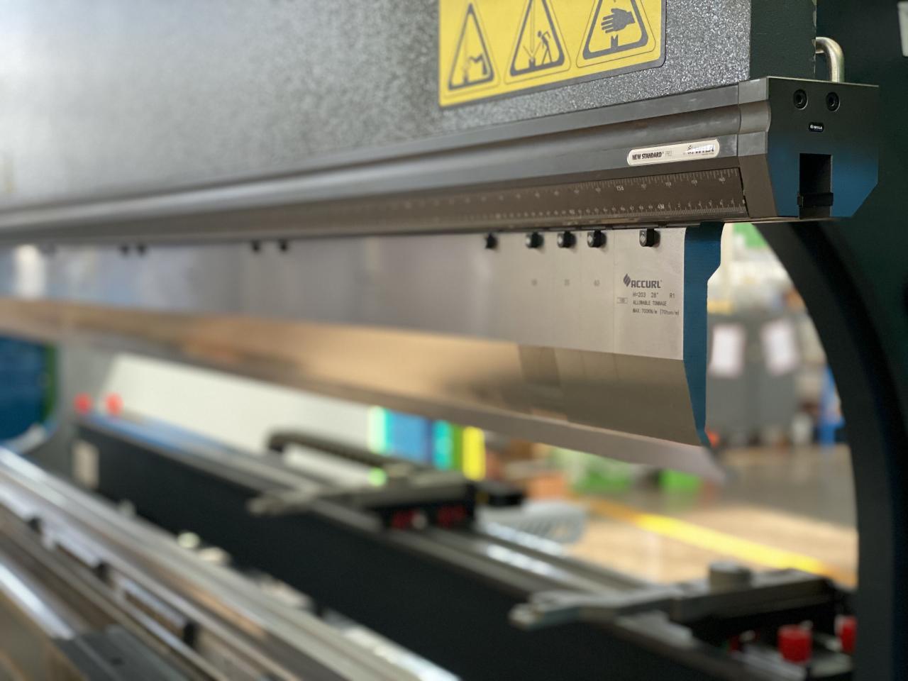 China 220t Cnc Bending Machine 6+1 Axis Hydraulic Press Brake Price Кина 220т Цнц машина за савијање 6+1 осовина хидраулична прес кочница Цена