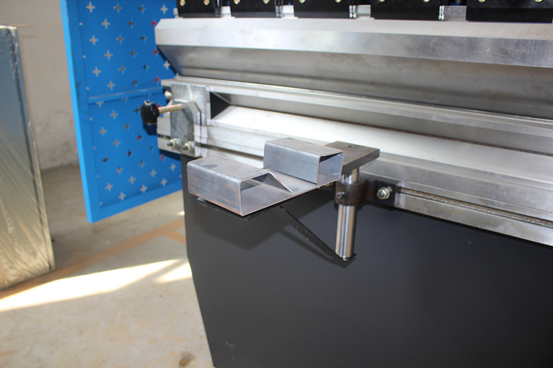 Cnc Hydraulic Press Brake Machine, Fully Automatic Carbon Steel Bending Machine Цнц хидраулична машина за кочнице, потпуно аутоматска машина за савијање угљеничног челика