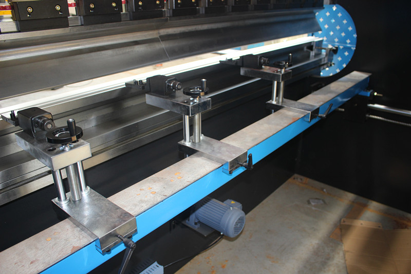 Cnc Hydraulic Press Brake Machine, Fully Automatic Carbon Steel Bending Machine Цнц хидраулична машина за кочнице, потпуно аутоматска машина за савијање угљеничног челика