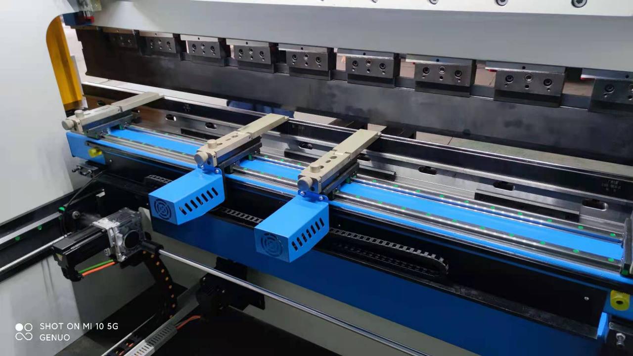 Da-66t Controller Cnc Hydraulic Press Brake Price With 3d Touch Screen System Да-66т Цонтроллер Цнц Хидраулична преса кочница Цена са 3д екраном осетљивим на додир