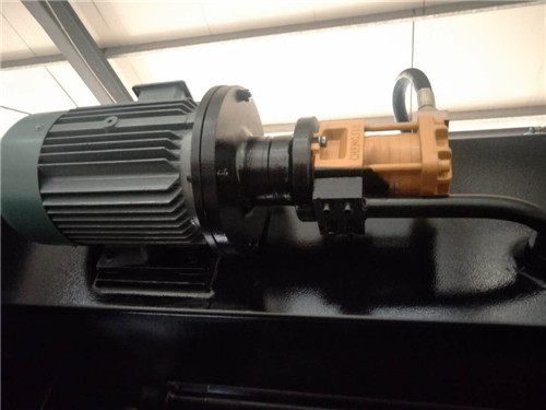 Da53t Cnc System Controller 125t4000 3+1 Axis Cnc Hydraulic Press Brake With Good Quality Да53т Цнц систем контролер 125т4000 3+1 осовина Цнц хидраулична прес кочница са добрим квалитетом