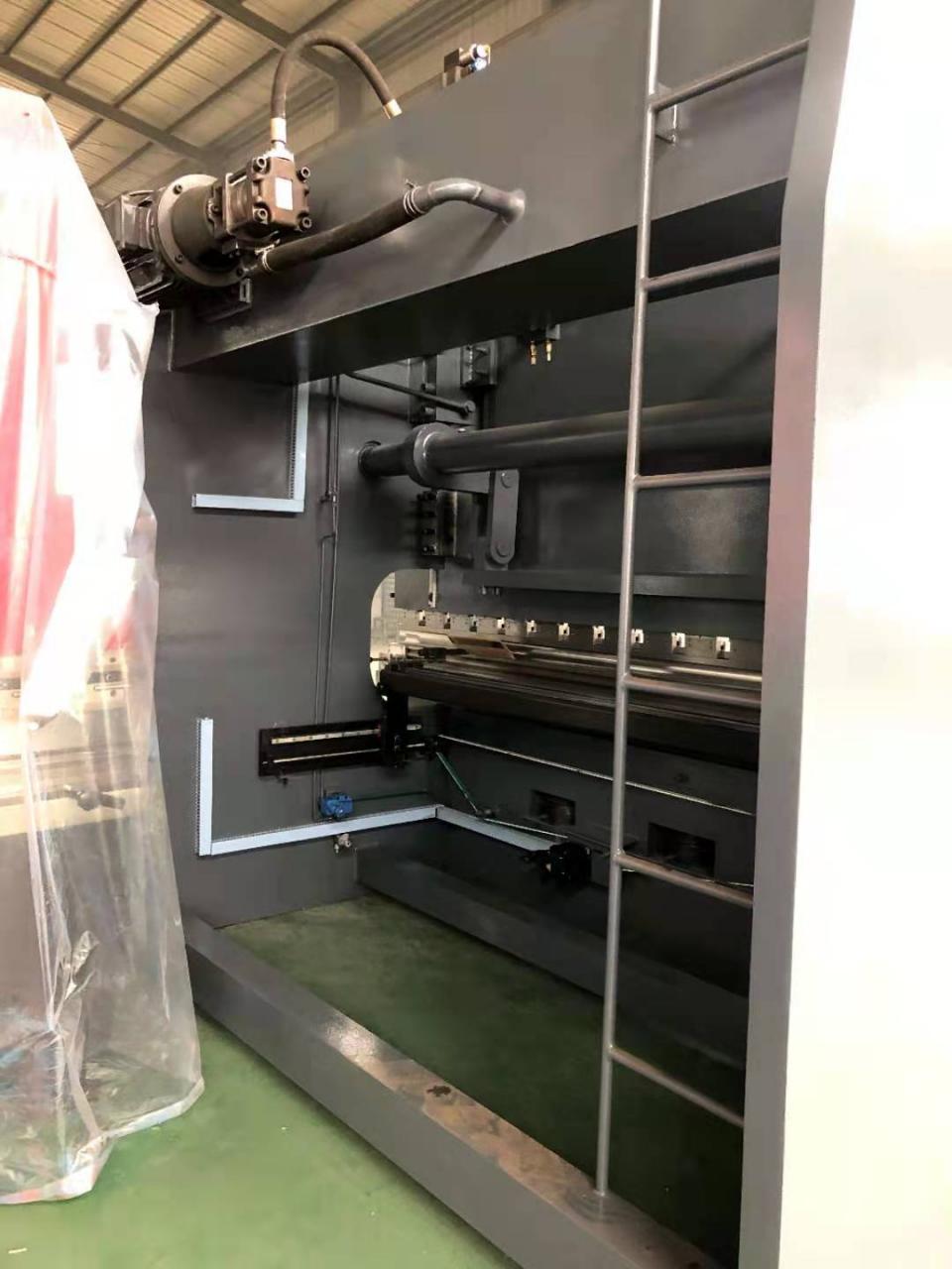 Da53t Cnc System Controller 125t4000 3+1 Axis Cnc Hydraulic Press Brake With Good Quality Да53т Цнц систем контролер 125т4000 3+1 осовина Цнц хидраулична прес кочница са добрим квалитетом