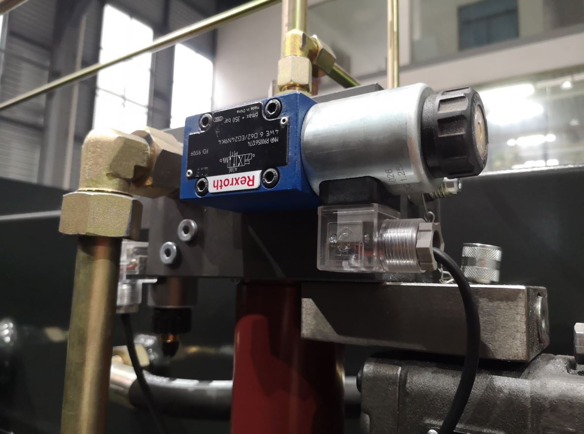 Delem Da66t 125 3+1 4+1 6+1 8+1 Cnc Hydraulic Press Brake For Metal Plate Bending Делем Да66т 125 3+1 4+1 6+1 8+1 Цнц хидраулична прес кочница за савијање металних плоча