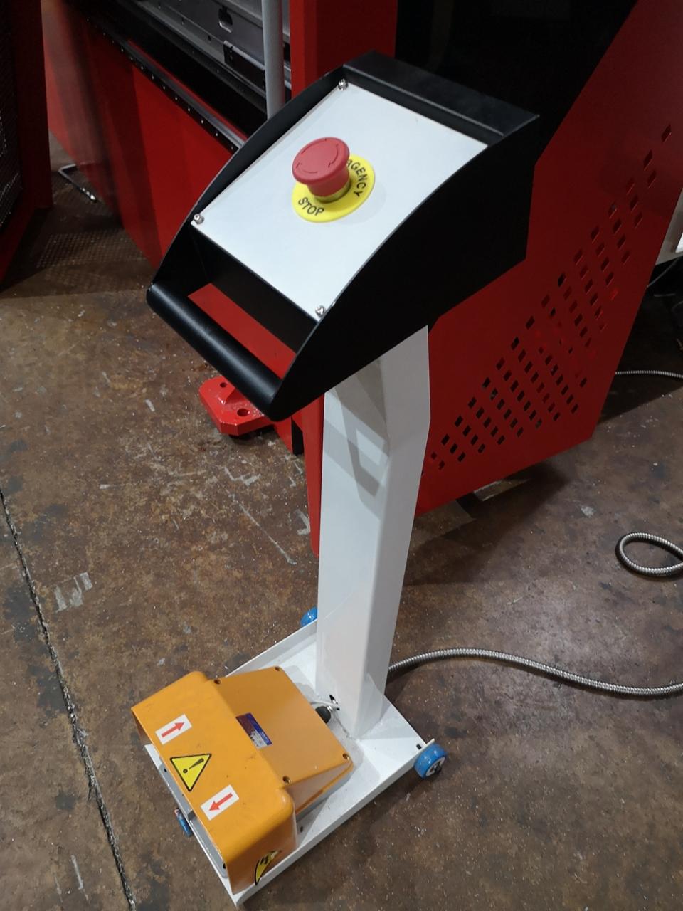 Delem Da66t 125 3+1 4+1 6+1 8+1 Cnc Hydraulic Press Brake For Metal Plate Bending Делем Да66т 125 3+1 4+1 6+1 8+1 Цнц хидраулична прес кочница за савијање металних плоча