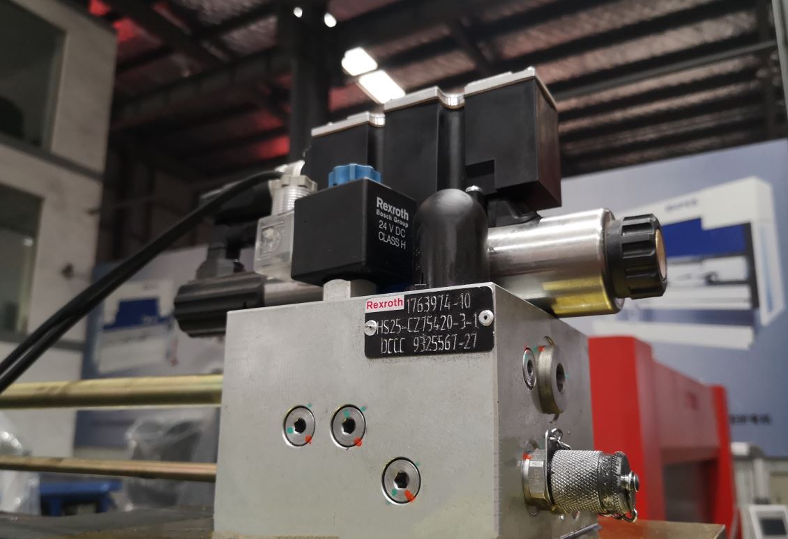 Delem Da66t 125 3+1 4+1 6+1 8+1 Cnc Hydraulic Press Brake For Metal Plate Bending Делем Да66т 125 3+1 4+1 6+1 8+1 Цнц хидраулична прес кочница за савијање металних плоча