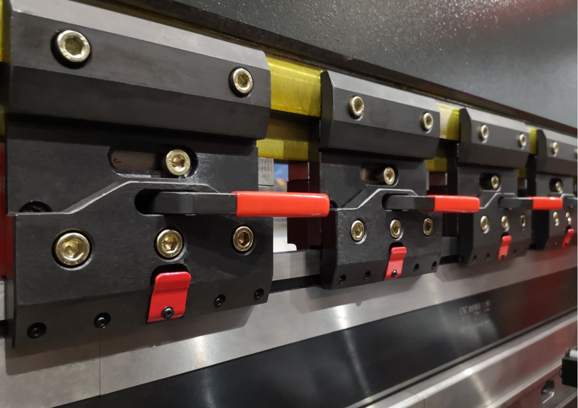 Delem Da66t 125 3+1 4+1 6+1 8+1 Cnc Hydraulic Press Brake For Metal Plate Bending Делем Да66т 125 3+1 4+1 6+1 8+1 Цнц хидраулична прес кочница за савијање металних плоча