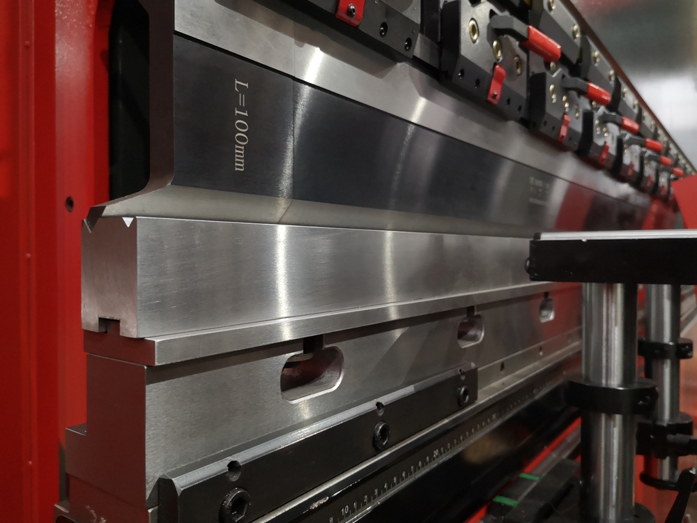 Delem Da66t 125 3+1 4+1 6+1 8+1 Cnc Hydraulic Press Brake For Metal Plate Bending Делем Да66т 125 3+1 4+1 6+1 8+1 Цнц хидраулична прес кочница за савијање металних плоча