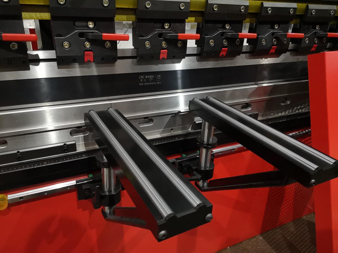 Delem Da66t 125 3+1 4+1 6+1 8+1 Cnc Hydraulic Press Brake For Metal Plate Bending Делем Да66т 125 3+1 4+1 6+1 8+1 Цнц хидраулична прес кочница за савијање металних плоча