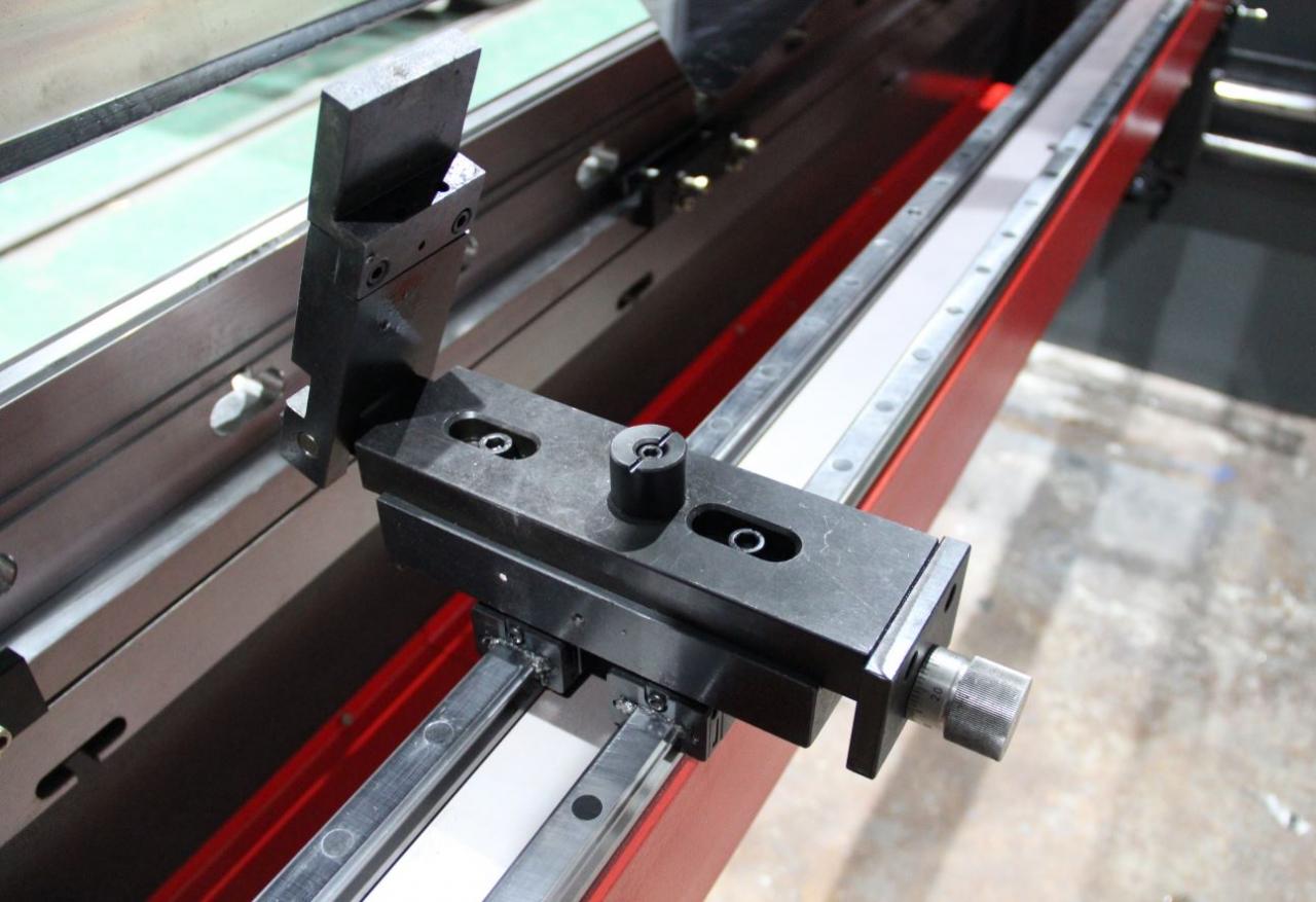 Delem Da66t 125 3+1 4+1 6+1 8+1 Cnc Hydraulic Press Brake For Metal Plate Bending Делем Да66т 125 3+1 4+1 6+1 8+1 Цнц хидраулична прес кочница за савијање металних плоча