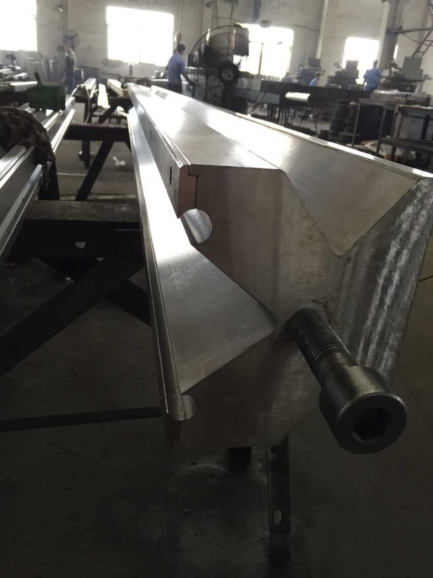 Full Automatic High Power Sheet Bending Machine And Cnc Press Brake Machine Потпуно аутоматска машина за савијање плоча велике снаге и машина за кочнице са Цнц пресом