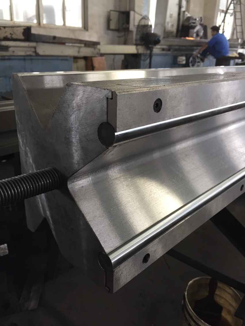 Full Automatic High Power Sheet Bending Machine And Cnc Press Brake Machine Потпуно аутоматска машина за савијање плоча велике снаге и машина за кочнице са Цнц пресом