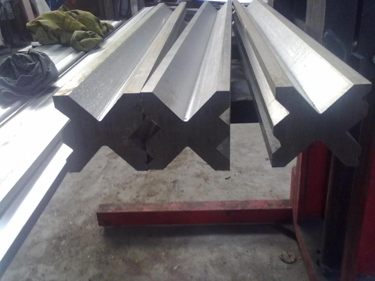 Full Automatic High Power Sheet Bending Machine And Cnc Press Brake Machine Потпуно аутоматска машина за савијање плоча велике снаге и машина за кочнице са Цнц пресом