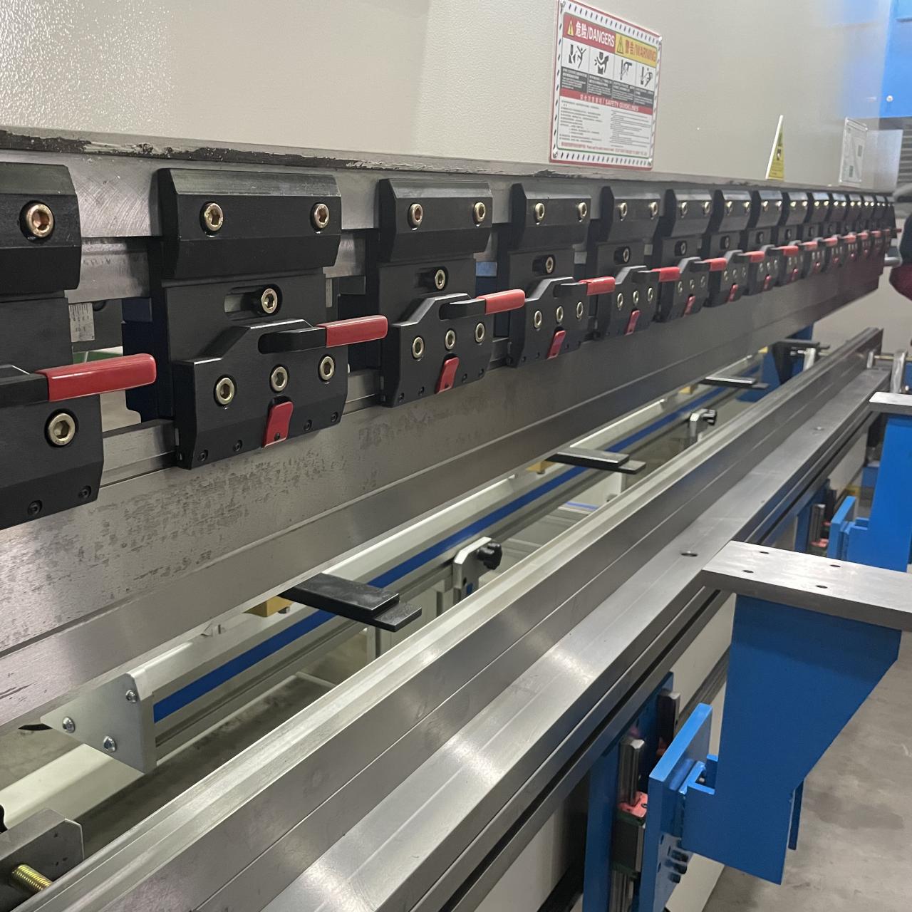 High Quality 3m Press Brake Machine Hydraulic 100 Ton For Sheet Metal Bending Висококвалитетна машина за кочнице од 3м хидраулична 100 тона за савијање лима