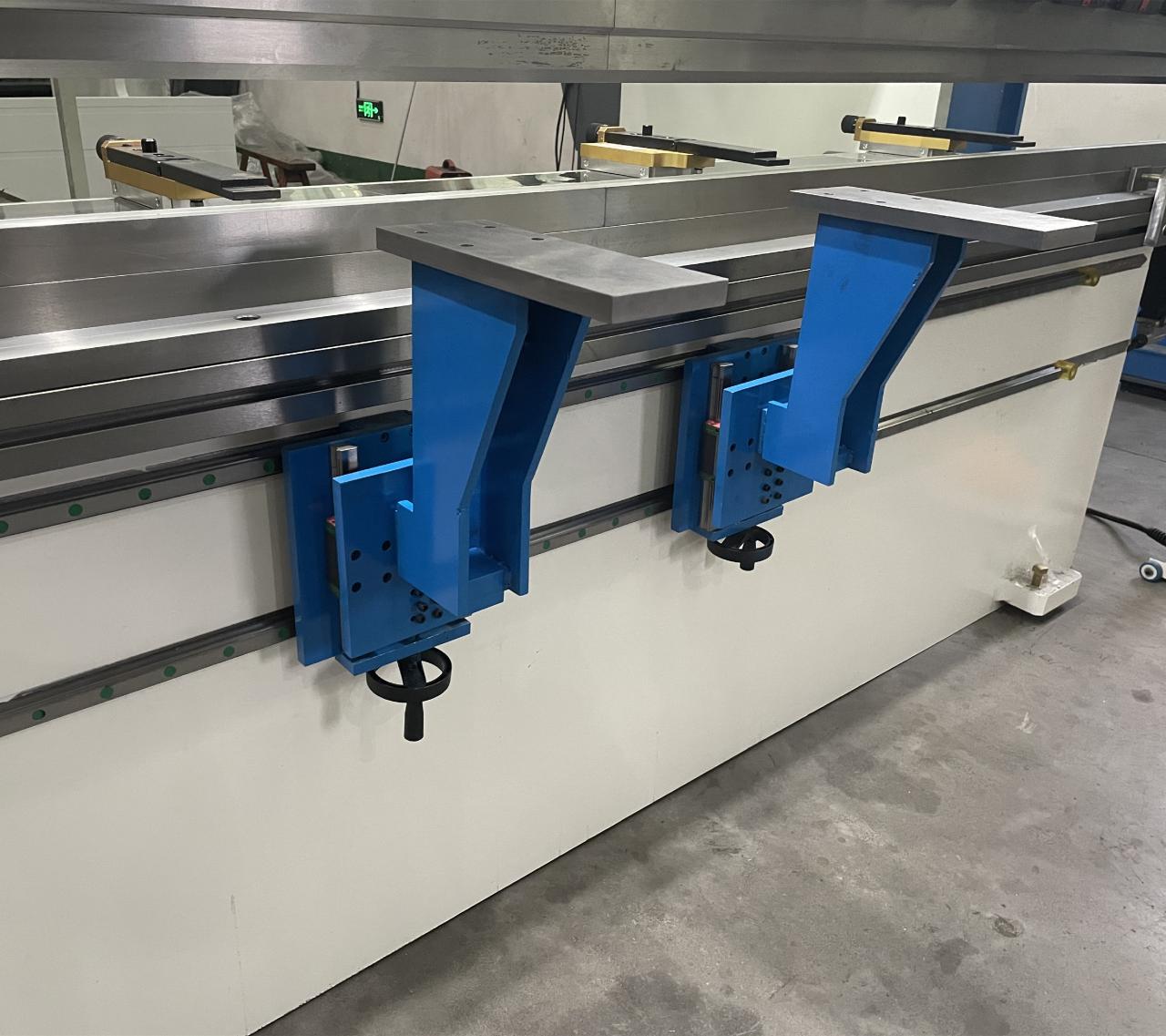 High Quality 3m Press Brake Machine Hydraulic 100 Ton For Sheet Metal Bending Висококвалитетна машина за кочнице од 3м хидраулична 100 тона за савијање лима