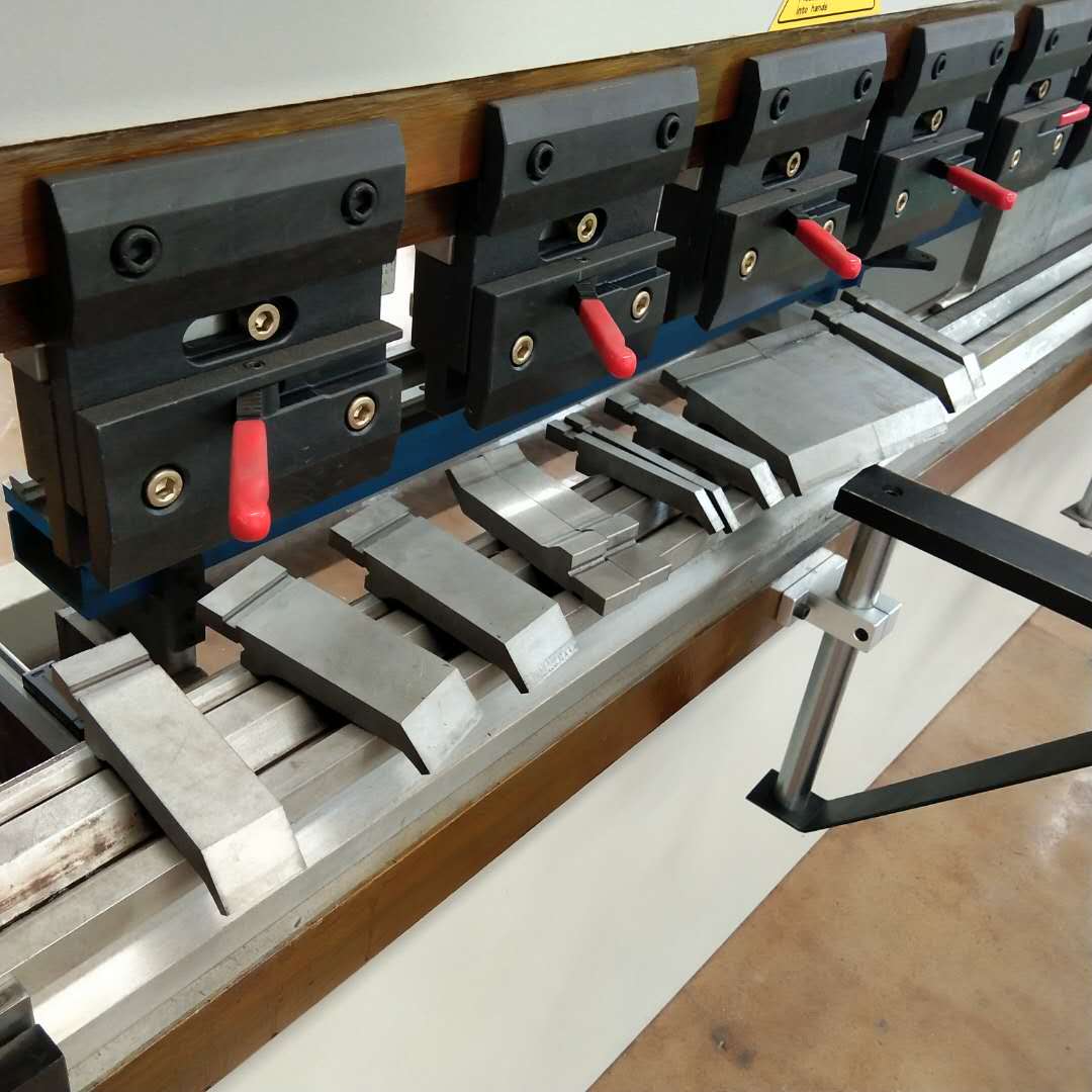 Хидраулична прес кочница 130т/3200мм 4+1 ос Делем Да53т Цнц прес кочница