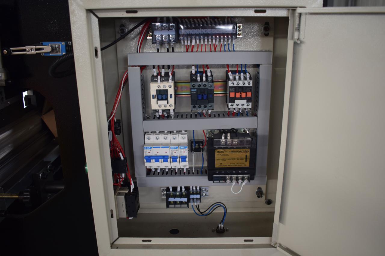 Хидраулична машина за савијање лимова са Цнц пресом Вц67и