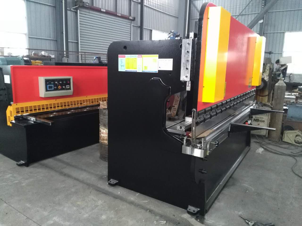 Hydraulic Swing Beam Guillotine Shears Qc12y-4x2500 Хидрауличне гиљотинске маказе са закретном гредом Кц12и-4к2500