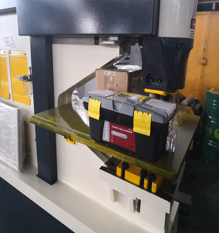 Metal Cutting Hydraulic Steelworkers Machine For Punching Cropping Notching Cutting Хидраулична машина за челичане за сечење метала за пробијање обрезивања Сечење зарезивања