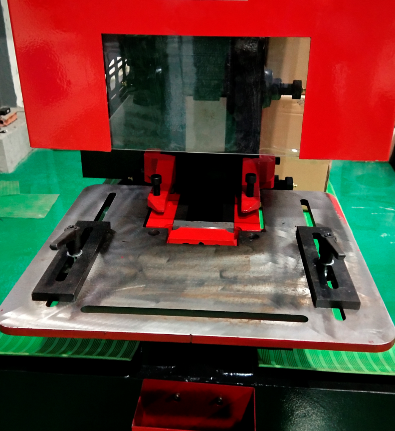 Q35y Series Hydraulic Ironworker Shearing And Punching Machine Серија К35и хидраулична машина за шишање и пробијање