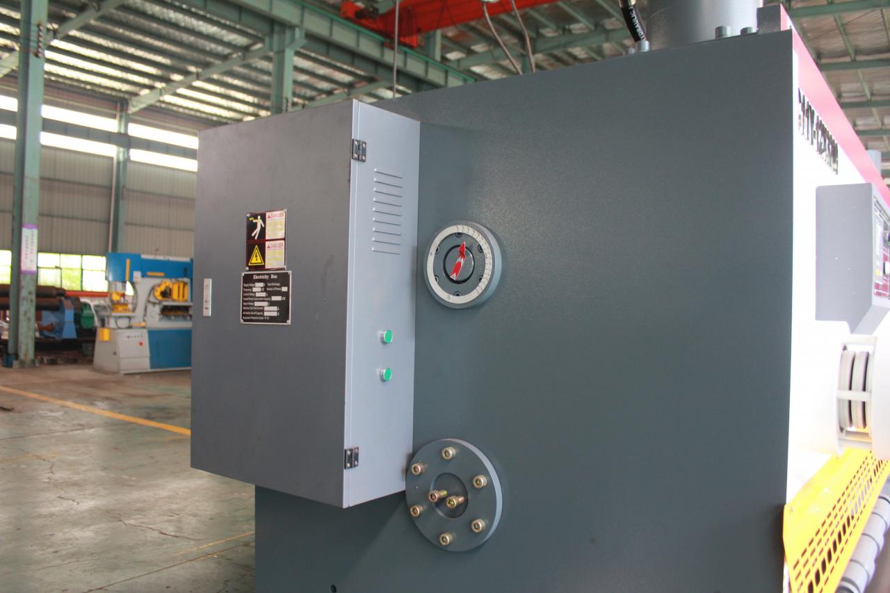 Qc11y Metal Plate Hydraulic Guillotine Shearing Machine For Sale Кц11и машина за хидрауличну гиљотину за шишање металних плоча на продају