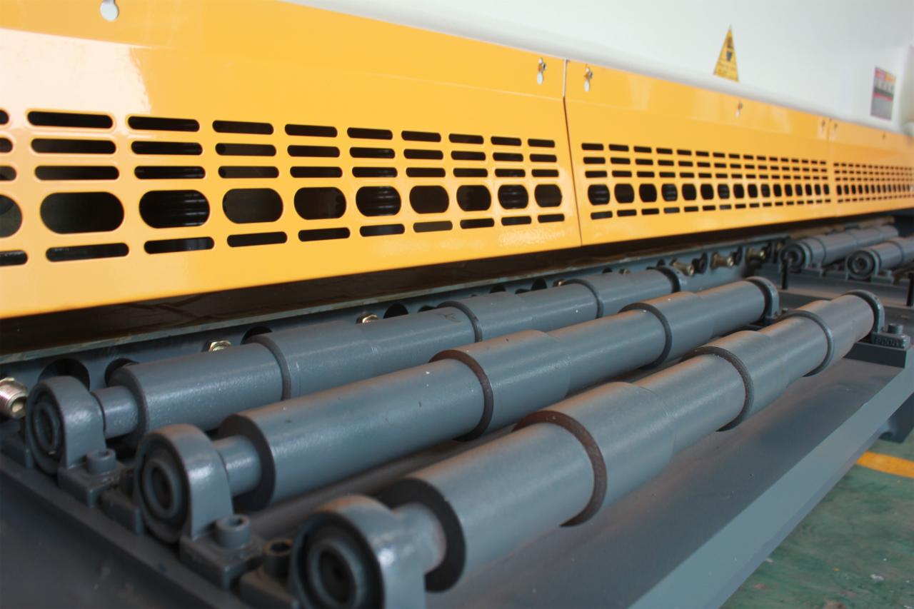 Qc11y Metal Plate Hydraulic Guillotine Shearing Machine For Sale Кц11и машина за хидрауличну гиљотину за шишање металних плоча на продају