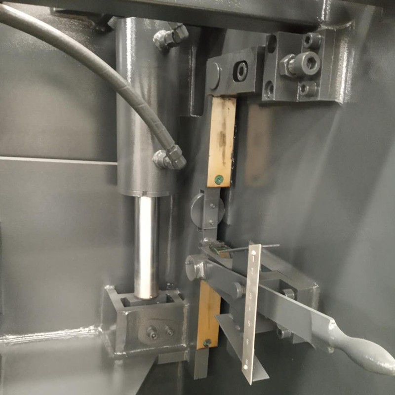 Qc12k-4x2500 Cnc Hydraulic Customized Shearing Machine Cutting Machine Кц12к-4к2500 Цнц хидраулична машина за сечење по мери