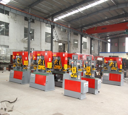Steel Plate Angle Cutting Punching Notching Machine Hydraulic Ironworker For Sale Машина за угаоно резање челичне плоче Пробијање Машина за зарезивање хидрауличног гвожђа за продају