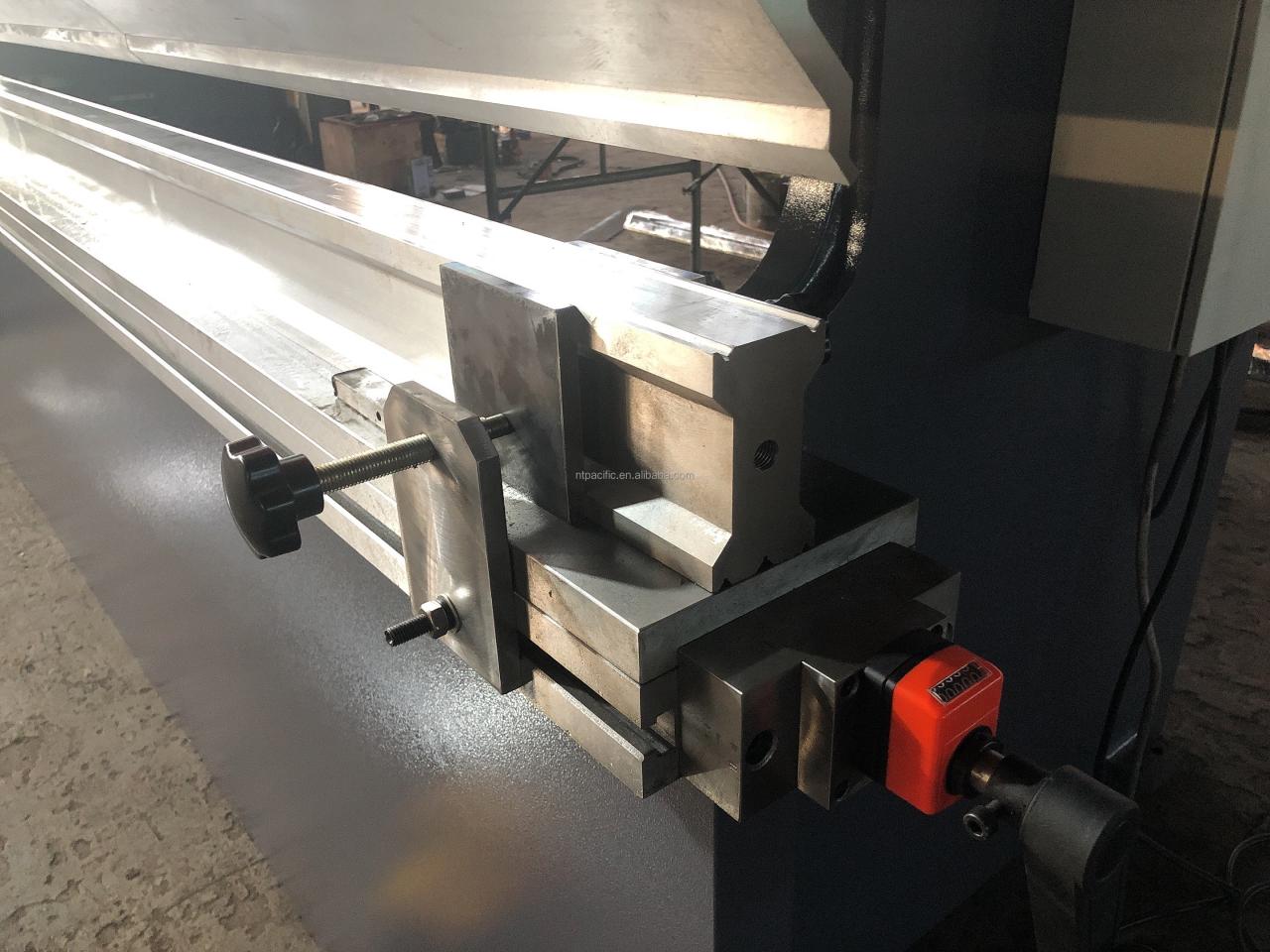 Wc67k Cnc Aluminum Iron Plate Hydraulic Press Brake Cnc Metal Sheet Bending Machine Вц67к Цнц алуминијумска гвоздена плоча хидраулична прес кочница Цнц машина за савијање металних лимова