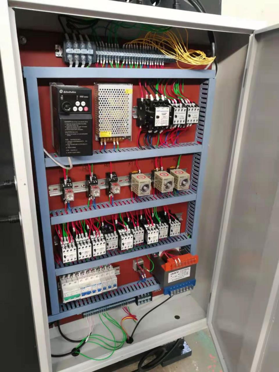 Wc67y-160 4000 Hydraulic Press Brake Cnc Metal Bending Machine For 4000mm Width Steel Вц67и-160 4000 хидраулична прес кочница Цнц машина за савијање метала за челик ширине 4000 мм